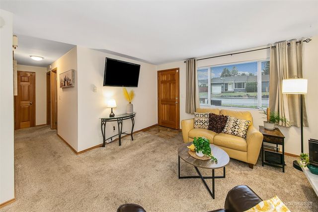 5723 208th Street SW, Lynnwood, WA 98036