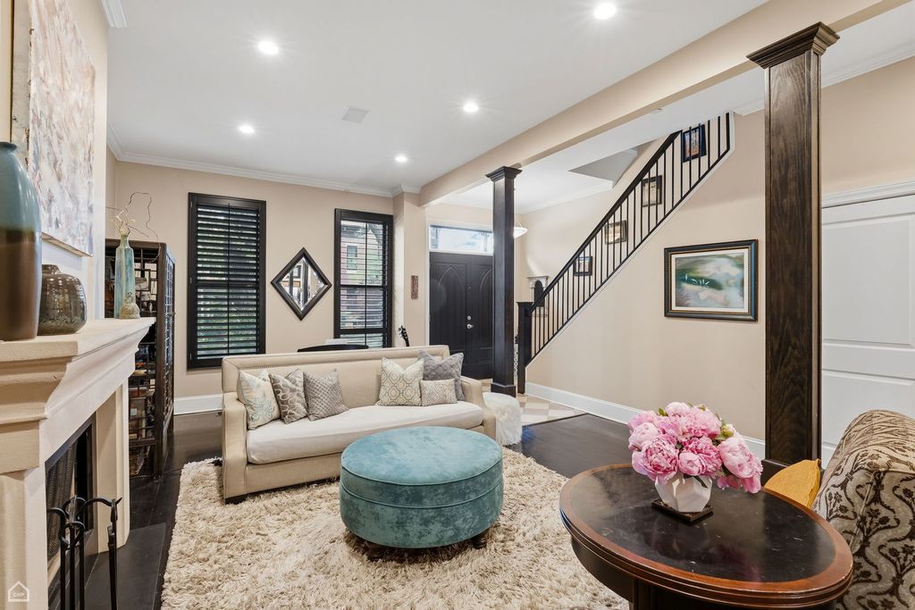 Image 2 of property listing at 1933 W Potomac Avenue, Chicago, IL 60622
