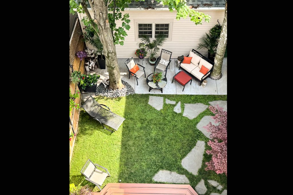 Image 11 of property listing at 1933 W Potomac Avenue, Chicago, IL 60622