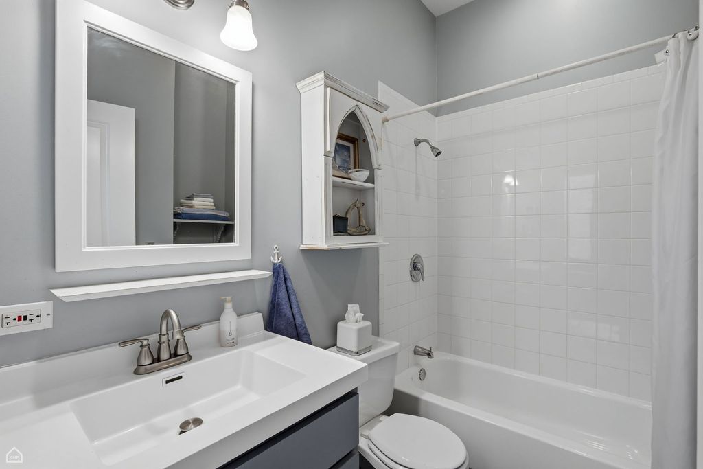 Image 20 of property listing at 1933 W Potomac Avenue, Chicago, IL 60622