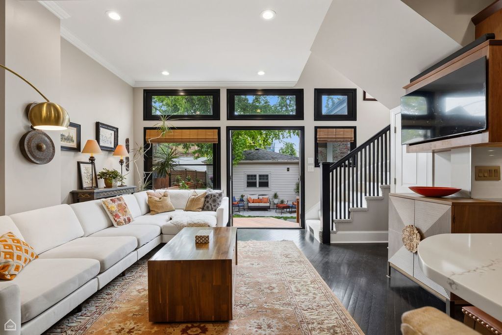 Image 3 of property listing at 1933 W Potomac Avenue, Chicago, IL 60622