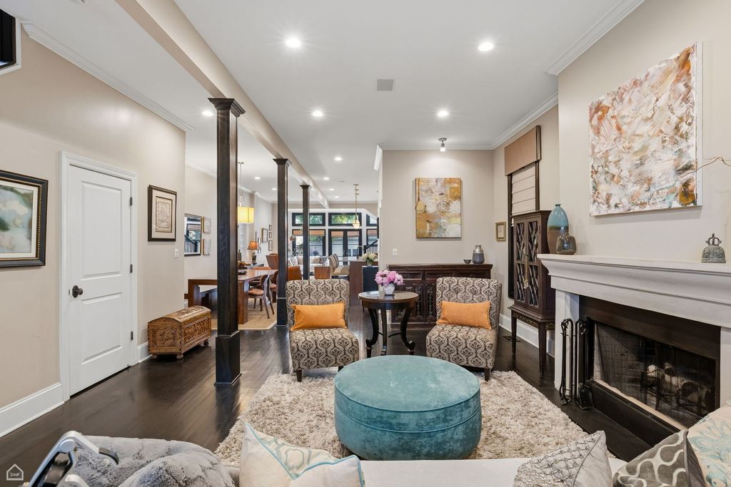Image 4 of property listing at 1933 W Potomac Avenue, Chicago, IL 60622