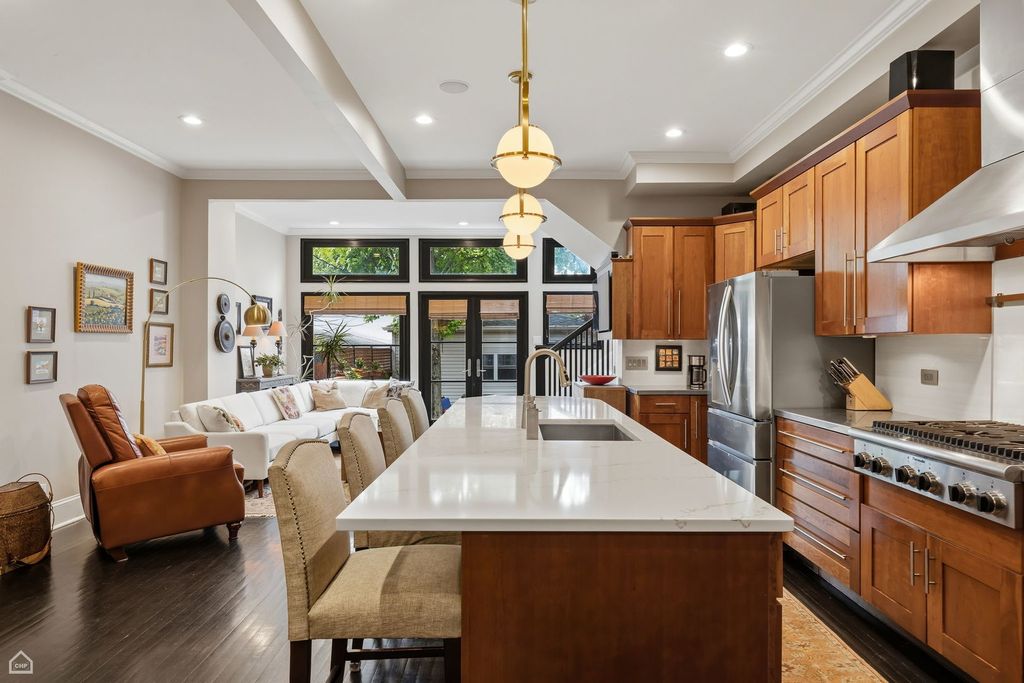 Image 6 of property listing at 1933 W Potomac Avenue, Chicago, IL 60622