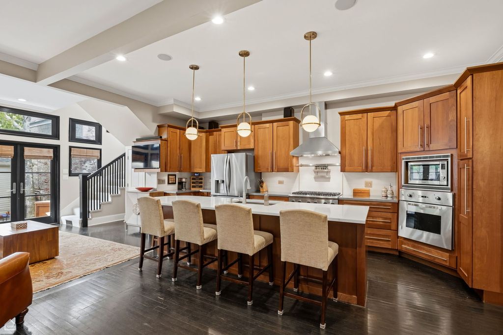 Image 7 of property listing at 1933 W Potomac Avenue, Chicago, IL 60622