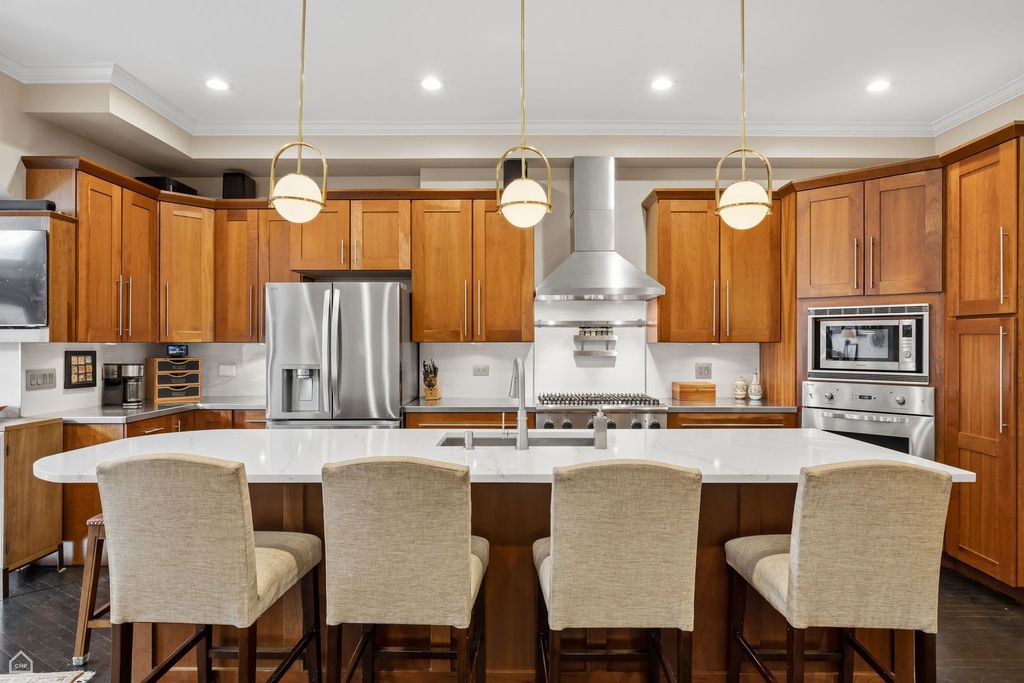 Image 8 of property listing at 1933 W Potomac Avenue, Chicago, IL 60622