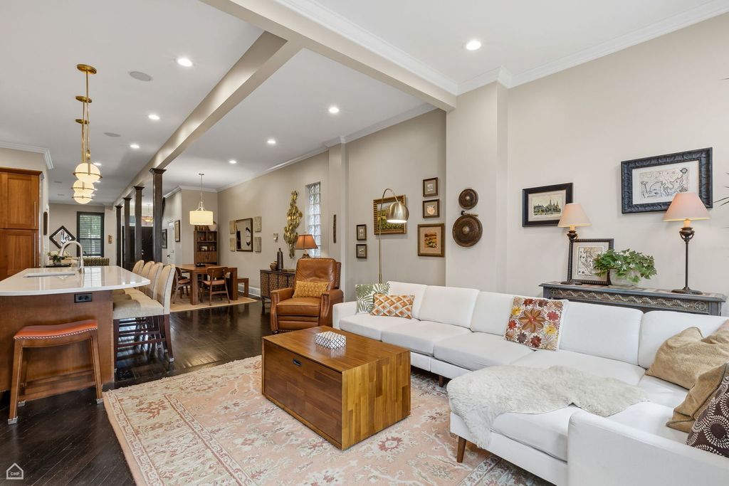 Image 9 of property listing at 1933 W Potomac Avenue, Chicago, IL 60622