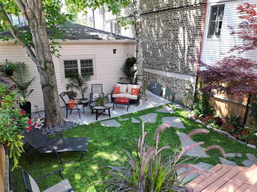 Image 10 of property listing at 1933 W Potomac Avenue, Chicago, IL 60622
