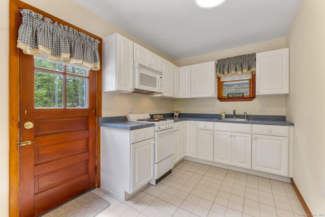 17 Glimmer Glen, East Haddam, CT 06415