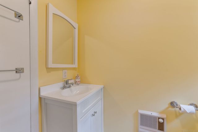 17 Glimmer Glen, East Haddam, CT 06415