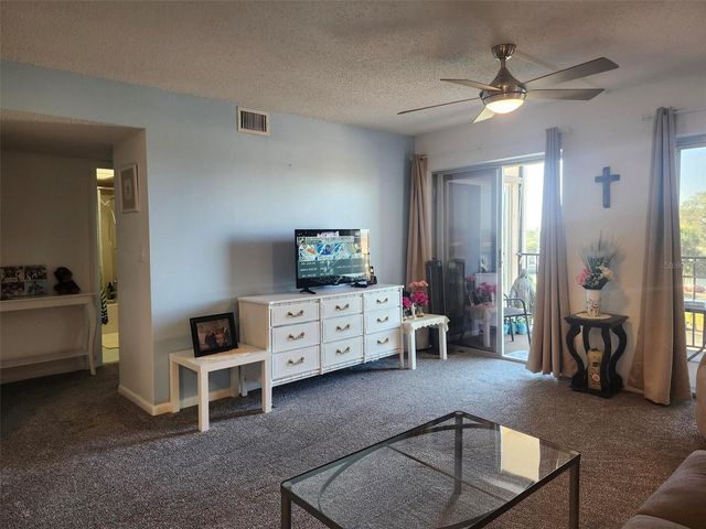 19029 US HIGHWAY 19 N 9-305, Clearwater, FL 33764