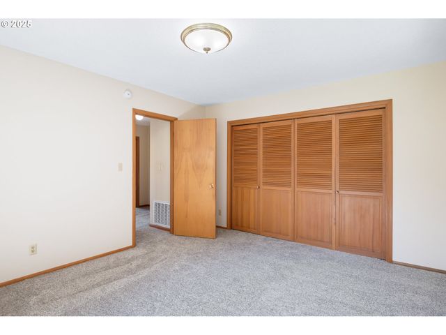 2207 BURCHAM St, Kelso, WA 98626