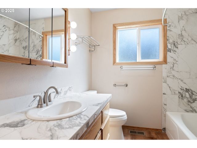 2207 BURCHAM St, Kelso, WA 98626