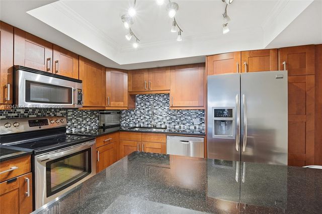 20840 San Simeon Way 609, Miami, FL 33179