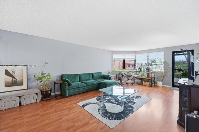 20840 San Simeon Way 609, Miami, FL 33179