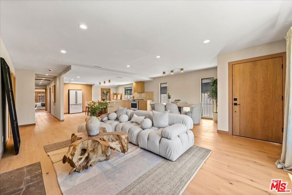 Image 10 of property listing at 14537 Hesby Street, Sherman Oaks, CA 91403