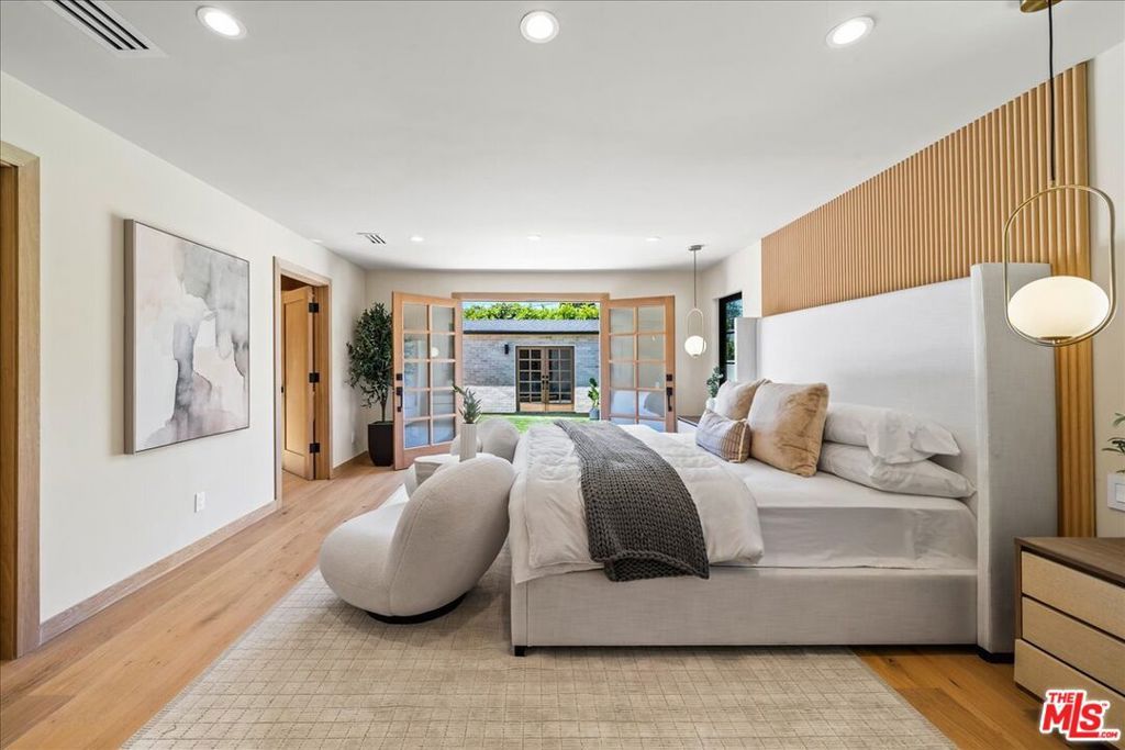 Image 11 of property listing at 14537 Hesby Street, Sherman Oaks, CA 91403