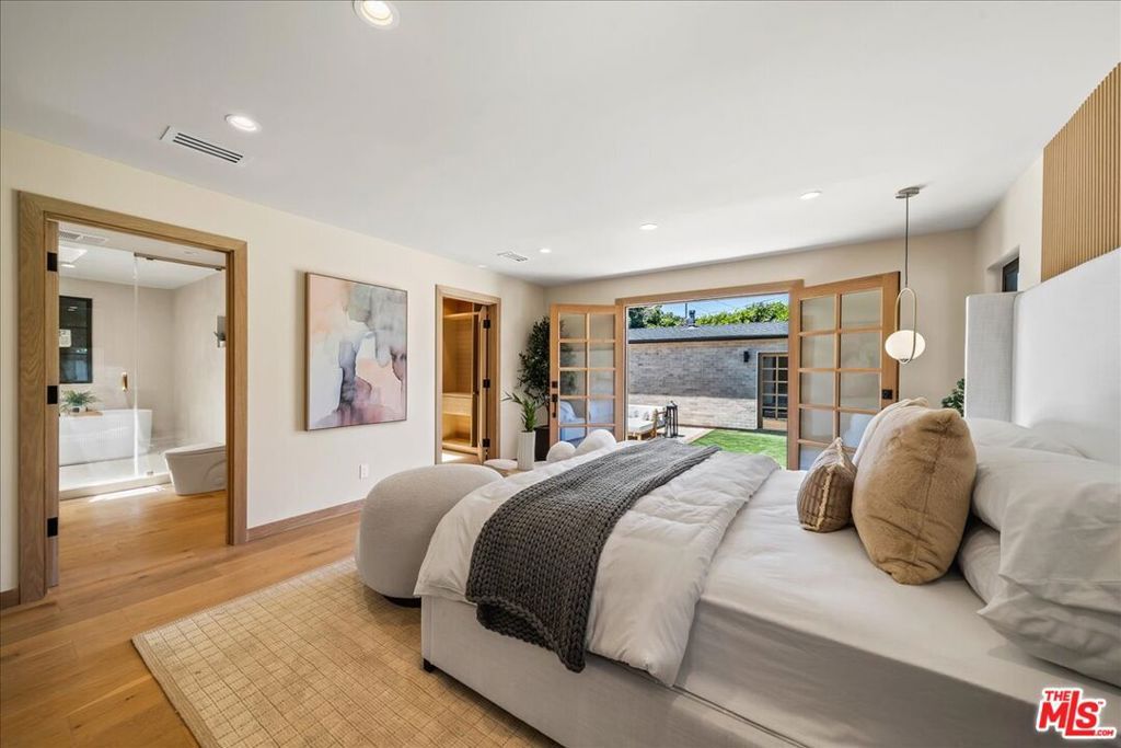 Image 12 of property listing at 14537 Hesby Street, Sherman Oaks, CA 91403