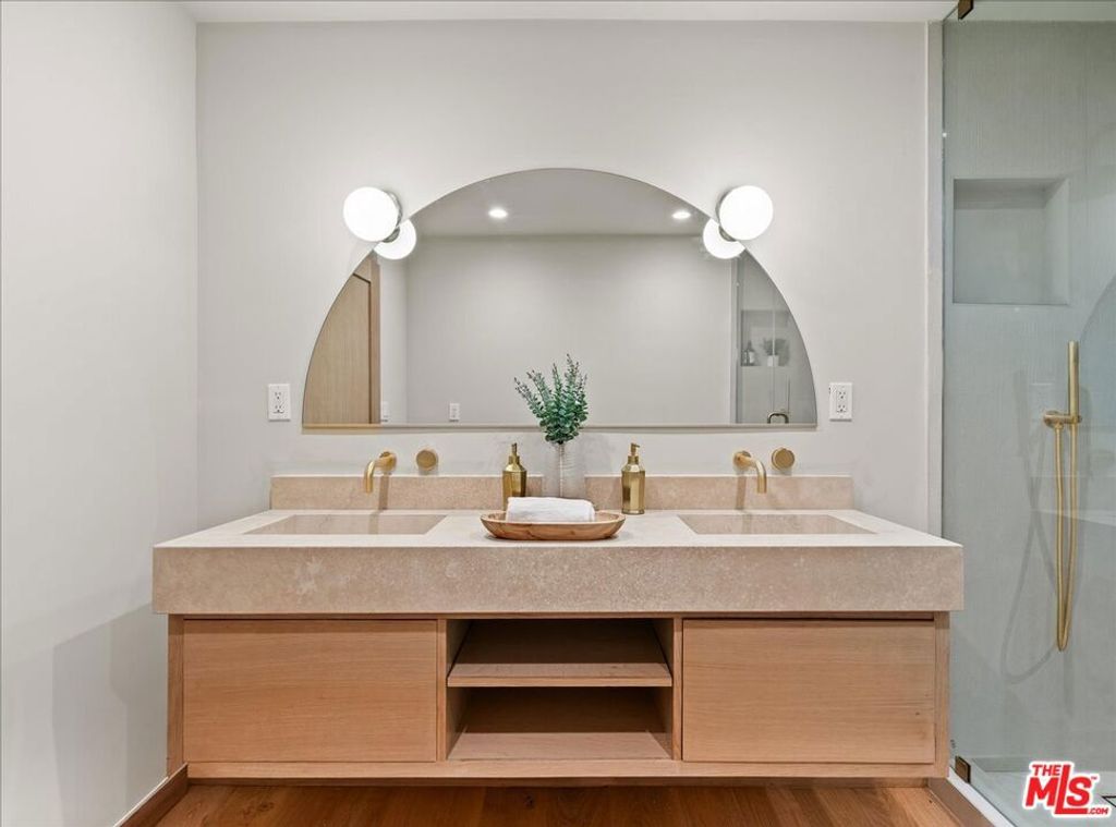 Image 13 of property listing at 14537 Hesby Street, Sherman Oaks, CA 91403