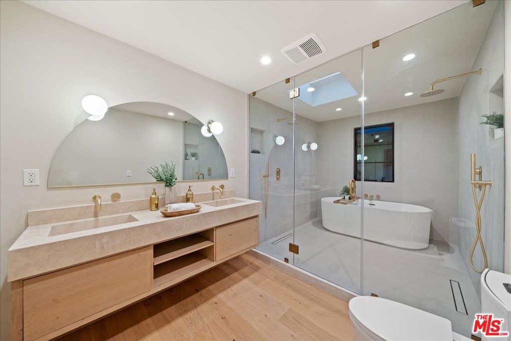 Image 14 of property listing at 14537 Hesby Street, Sherman Oaks, CA 91403