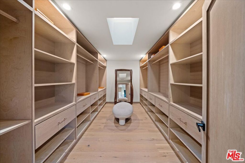 Image 16 of property listing at 14537 Hesby Street, Sherman Oaks, CA 91403