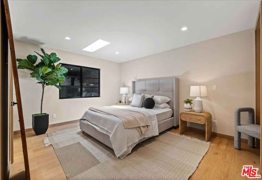 Image 17 of property listing at 14537 Hesby Street, Sherman Oaks, CA 91403