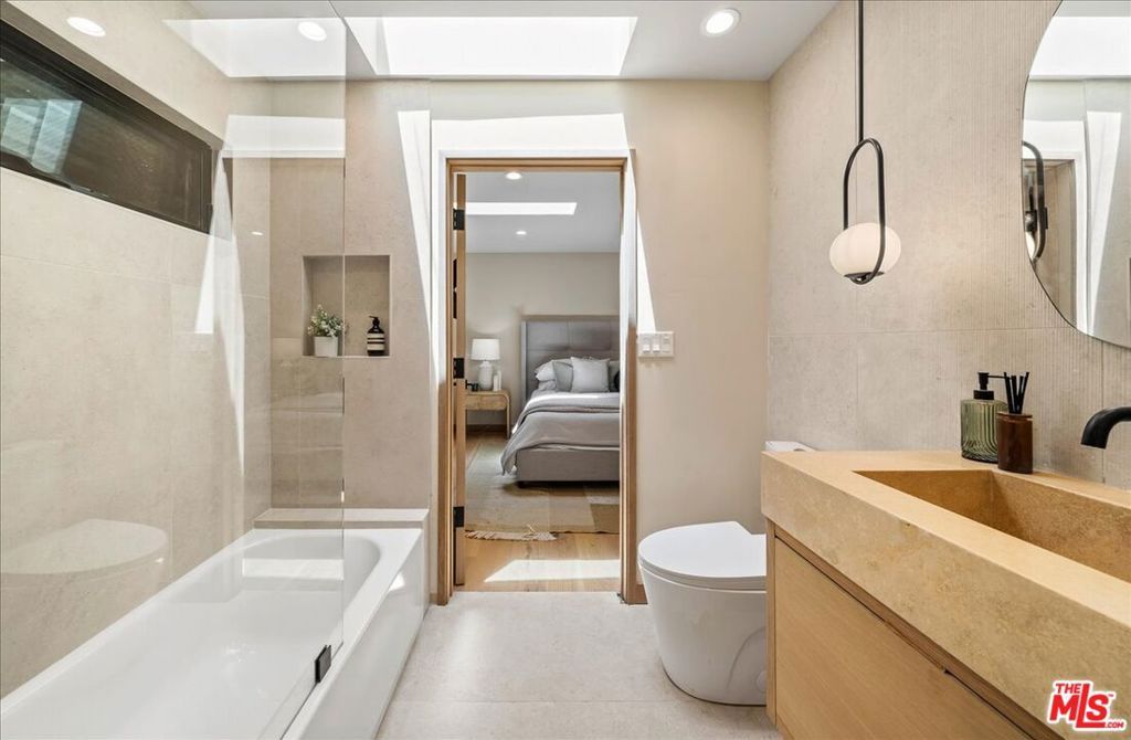 Image 18 of property listing at 14537 Hesby Street, Sherman Oaks, CA 91403