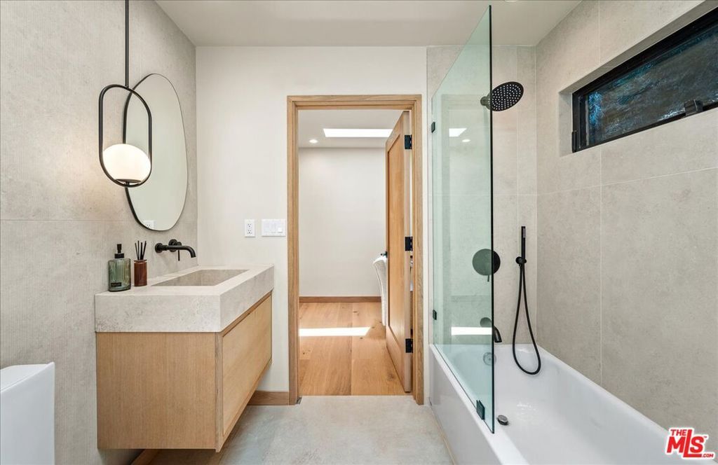 Image 19 of property listing at 14537 Hesby Street, Sherman Oaks, CA 91403