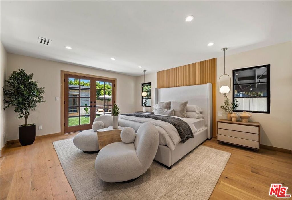 Image 2 of property listing at 14537 Hesby Street, Sherman Oaks, CA 91403