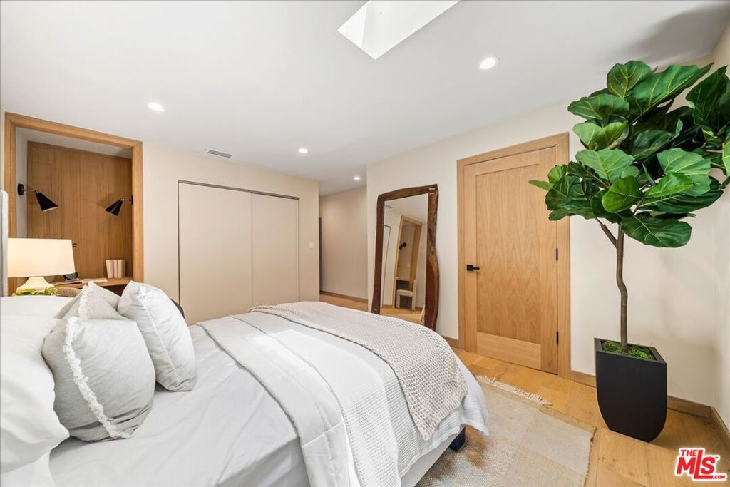 Image 20 of property listing at 14537 Hesby Street, Sherman Oaks, CA 91403