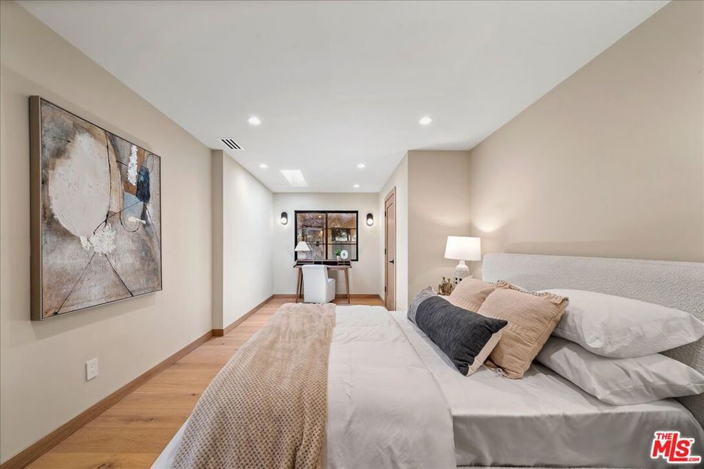 Image 22 of property listing at 14537 Hesby Street, Sherman Oaks, CA 91403