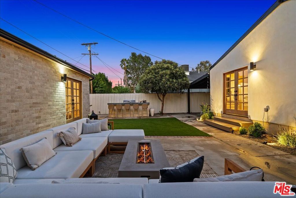 Image 25 of property listing at 14537 Hesby Street, Sherman Oaks, CA 91403