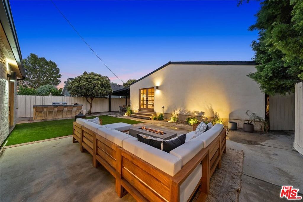 Image 26 of property listing at 14537 Hesby Street, Sherman Oaks, CA 91403