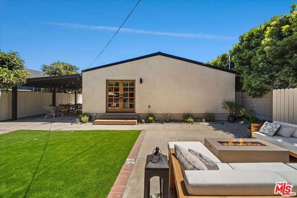 Image 29 of property listing at 14537 Hesby Street, Sherman Oaks, CA 91403