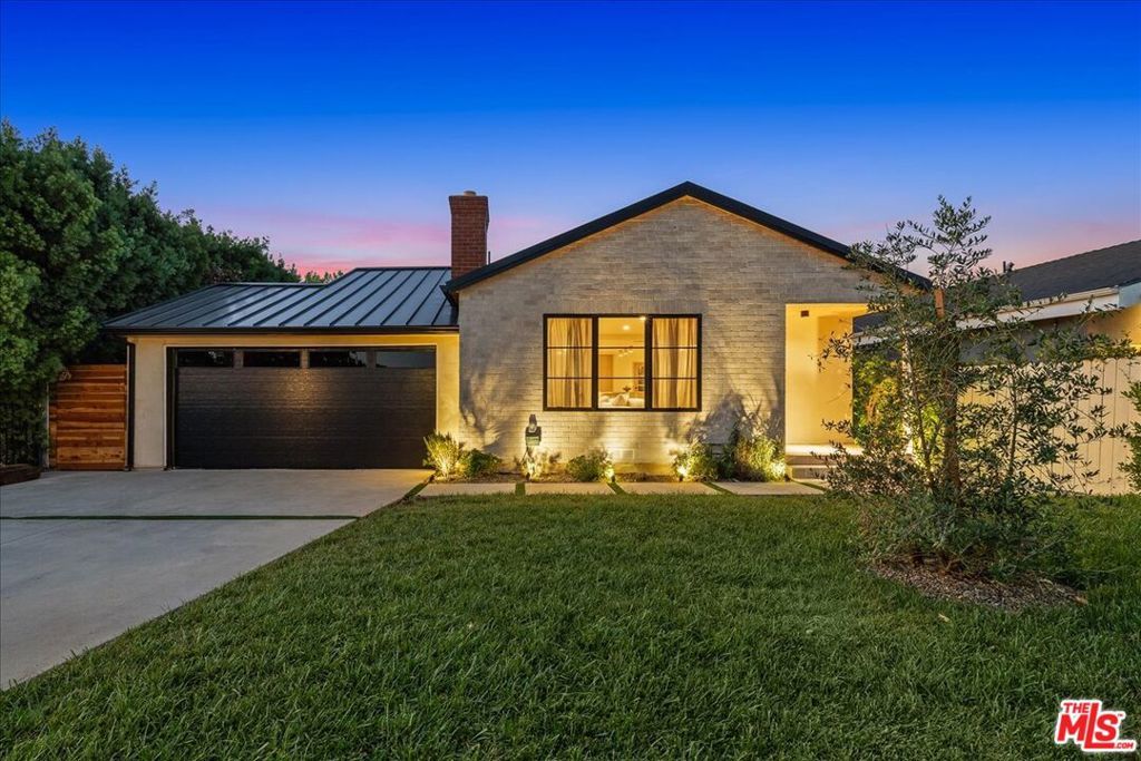 Image 3 of property listing at 14537 Hesby Street, Sherman Oaks, CA 91403