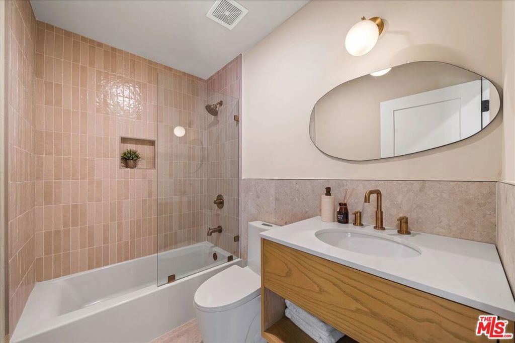 Image 32 of property listing at 14537 Hesby Street, Sherman Oaks, CA 91403