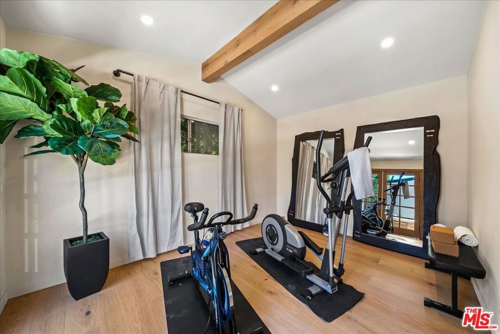Image 33 of property listing at 14537 Hesby Street, Sherman Oaks, CA 91403