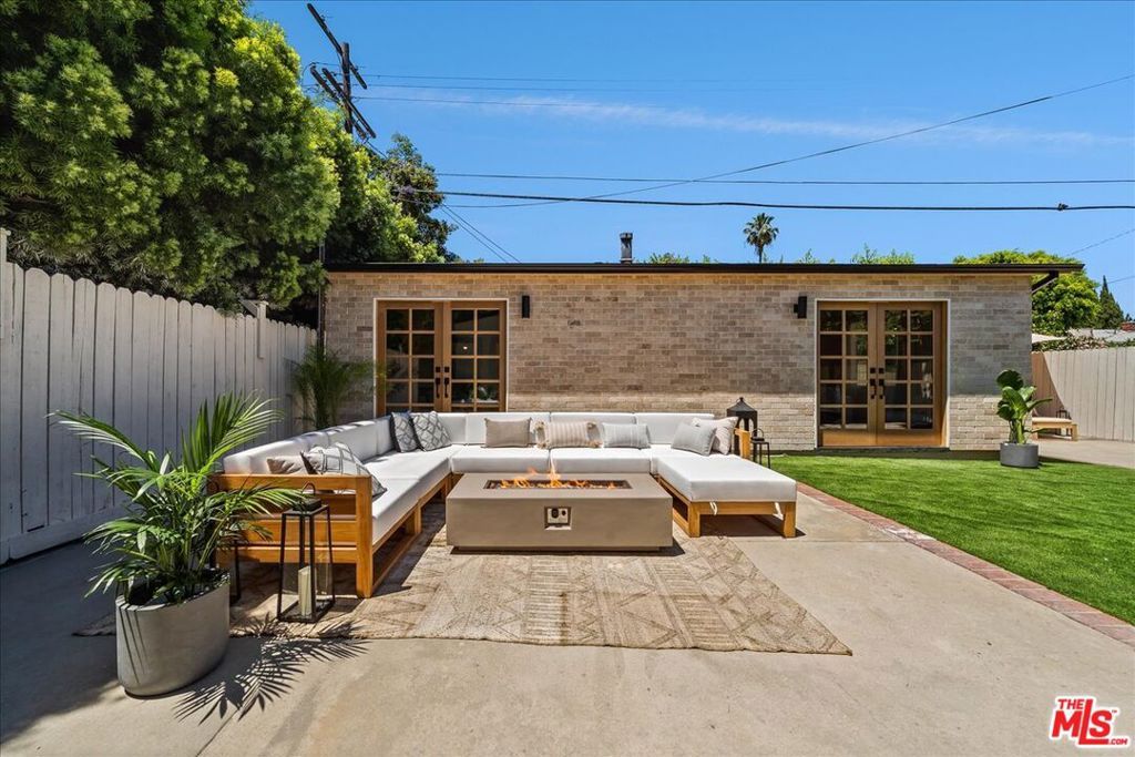 Image 34 of property listing at 14537 Hesby Street, Sherman Oaks, CA 91403