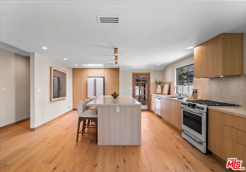 Image 5 of property listing at 14537 Hesby Street, Sherman Oaks, CA 91403