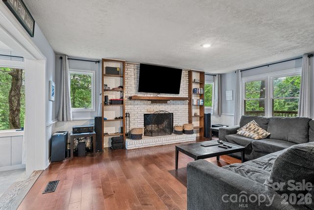4 Beechwood Lakes Drive, Hendersonville, NC 28792