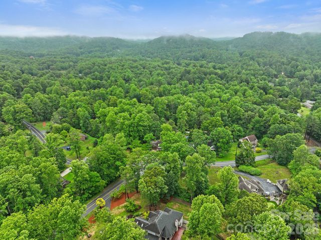 4 Beechwood Lakes Drive, Hendersonville, NC 28792