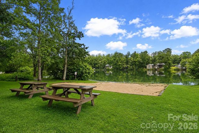 4 Beechwood Lakes Drive, Hendersonville, NC 28792
