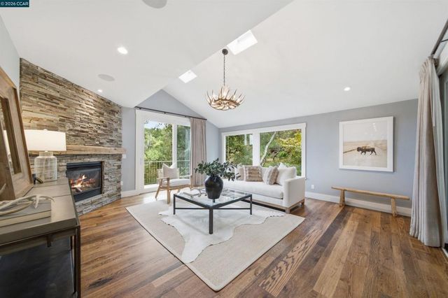 16 Valley View Ln, Orinda, CA 94563