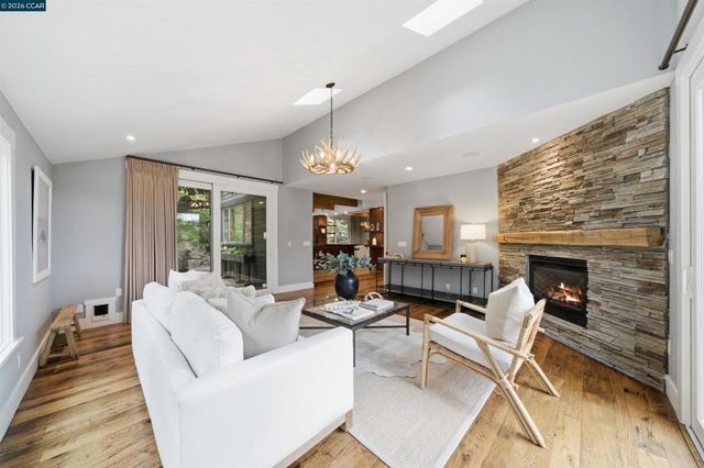 16 Valley View Ln, Orinda, CA 94563