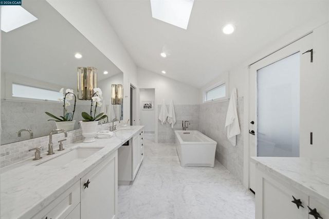 16 Valley View Ln, Orinda, CA 94563