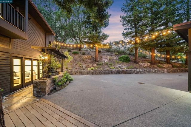 16 Valley View Ln, Orinda, CA 94563