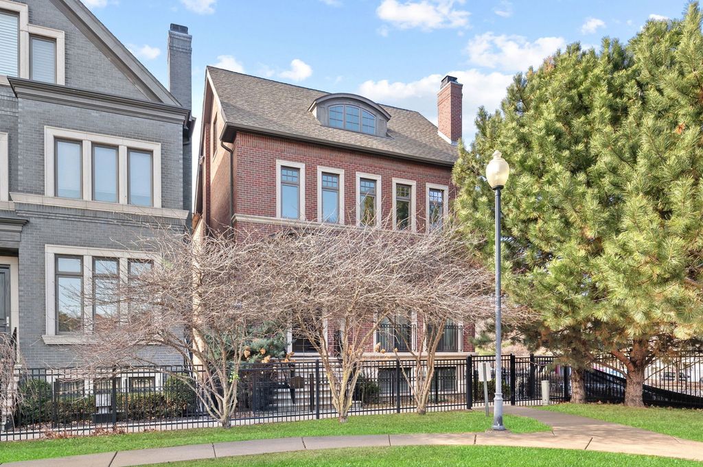 2730 N HARTLAND Court, Chicago, IL 60614 — photo 2
