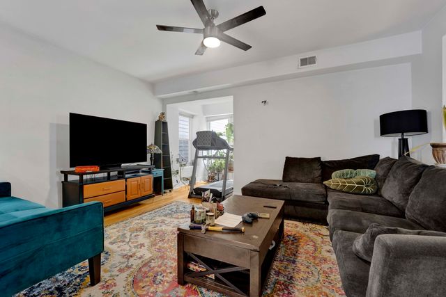 3226 W Potomac Avenue 1R, Chicago, IL 60651