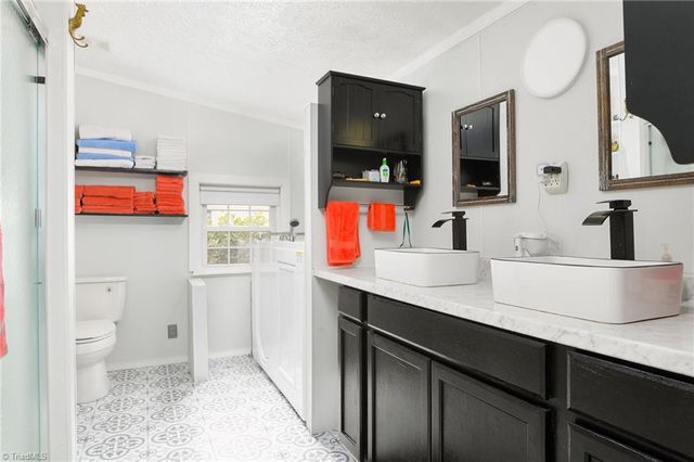 1007 High Rock Shores Drive, Lexington, NC 27292