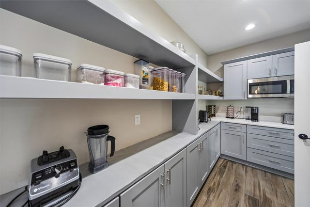 10154 Bolton Place, West Des Moines, IA 50266