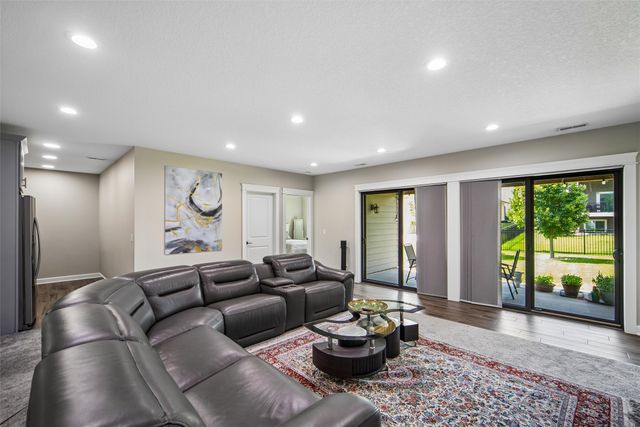 10154 Bolton Place, West Des Moines, IA 50266